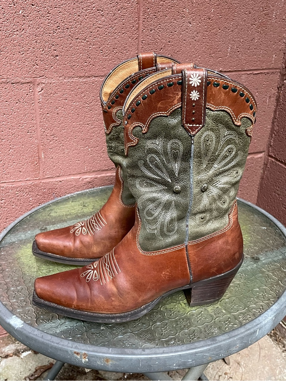 Ariat Western Cowboy Boots Size 7.5 Woman’s